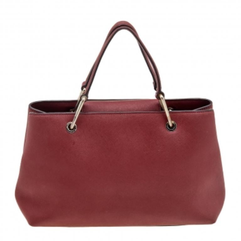 Marron DKNY - Fourre-tout en cuir rouge foncé à poche frontale en vente