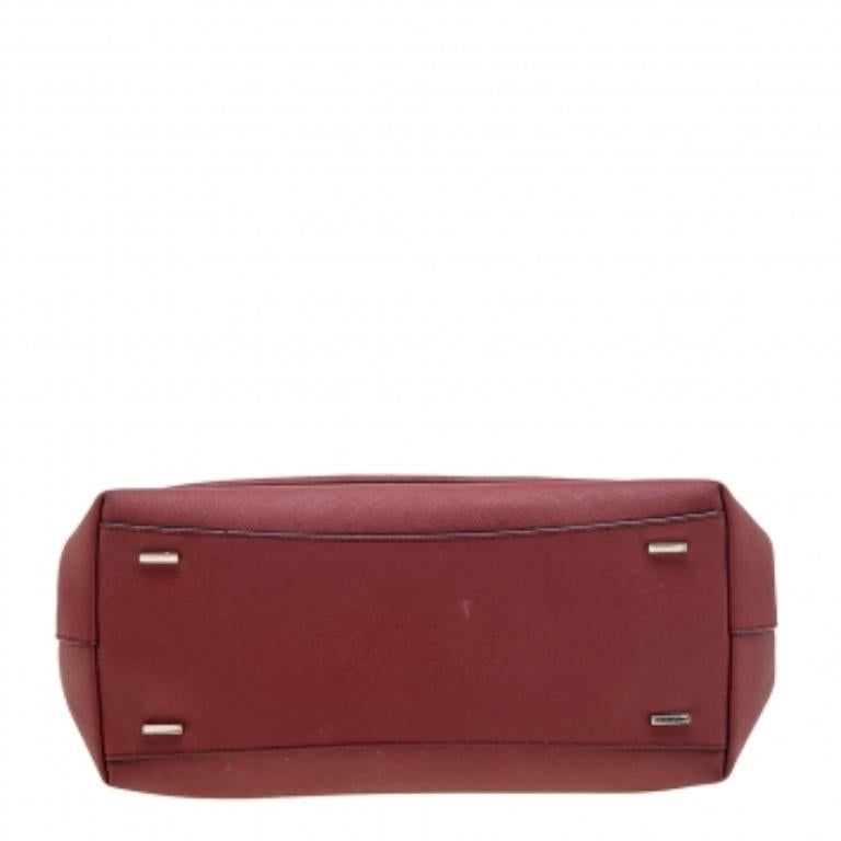 DKNY - Fourre-tout en cuir rouge foncé à poche frontale État moyen - En vente à Dubai, Al Qouz 2