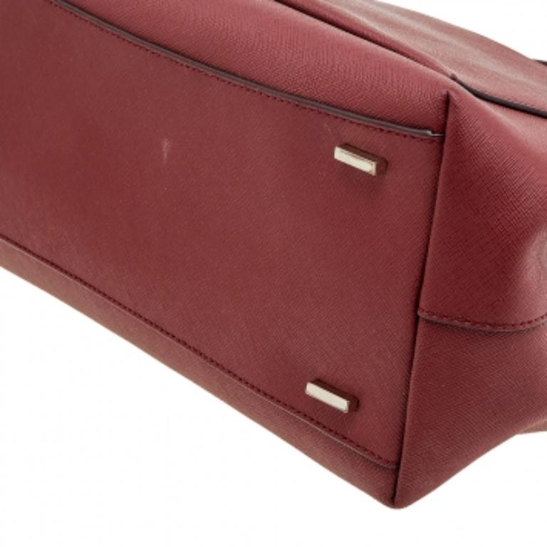 DKNY - Fourre-tout en cuir rouge foncé à poche frontale Pour femmes en vente