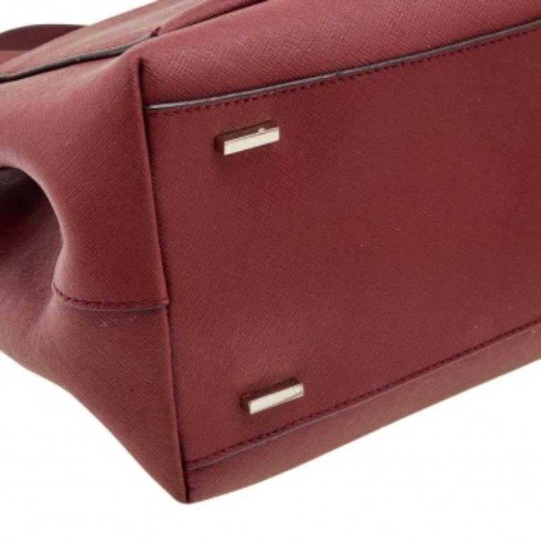 DKNY - Fourre-tout en cuir rouge foncé à poche frontale en vente 1