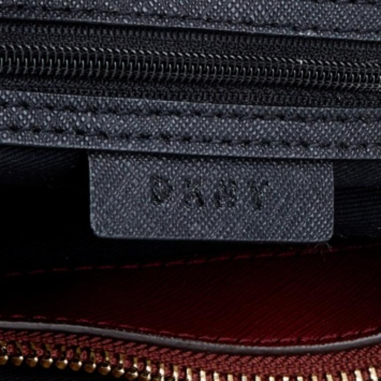 DKNY - Fourre-tout en cuir rouge foncé à poche frontale en vente 2