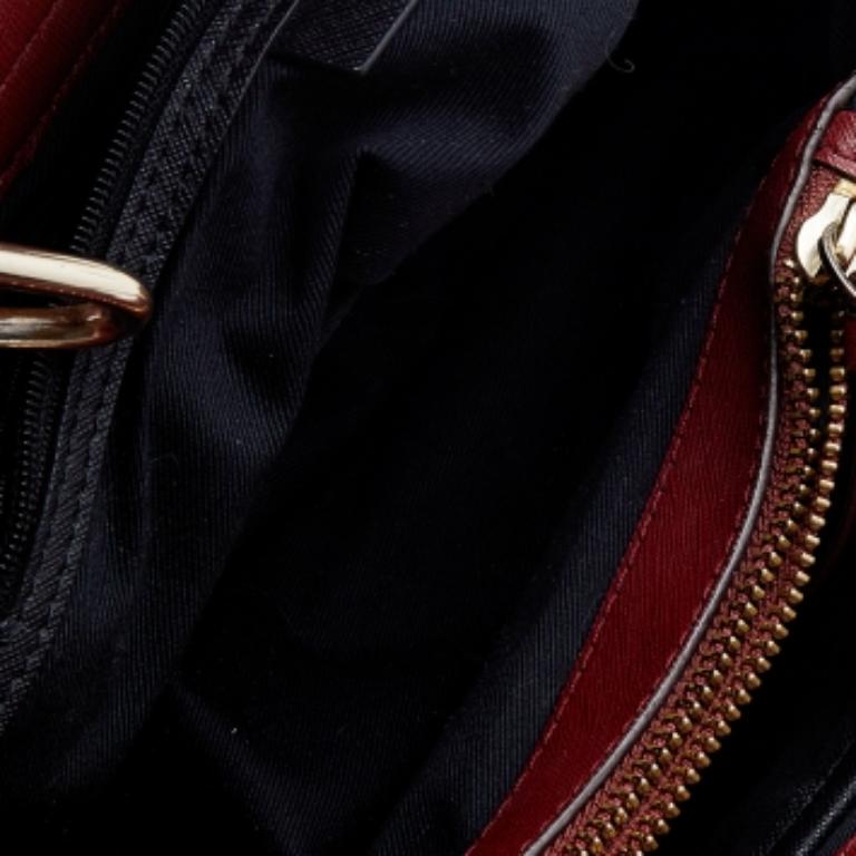 DKNY - Fourre-tout en cuir rouge foncé à poche frontale en vente 3