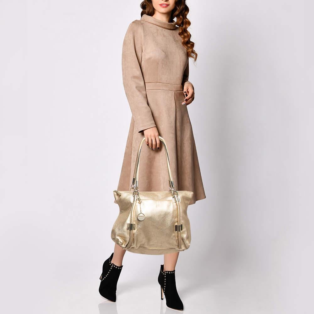 This alluring tote bag for women has been designed to assist you on any day. Convenient to carry and fashionably designed the tote is cut with skill and sewn into a great shape. It is well equipped to be a reliable accessory.