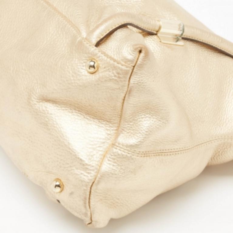 Diese verführerische Tragetasche für Frauen wurde entworfen, um Sie an jedem Tag zu begleiten. Die bequem zu tragende und modisch gestaltete Tasche wird mit viel Geschick zugeschnitten und in eine tolle Form genäht. Es ist gut ausgestattet, um ein