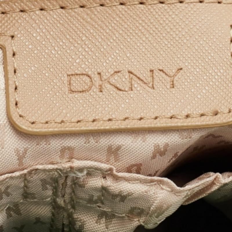Diese aus hochwertigen Materialien gefertigte Tasche ist mit funktionellen und klassischen Elementen ausgestattet. Sie kann bequem transportiert werden und ihr Innenraum hat die perfekte Größe, um Ihre Habseligkeiten bequem aufzubewahren.
