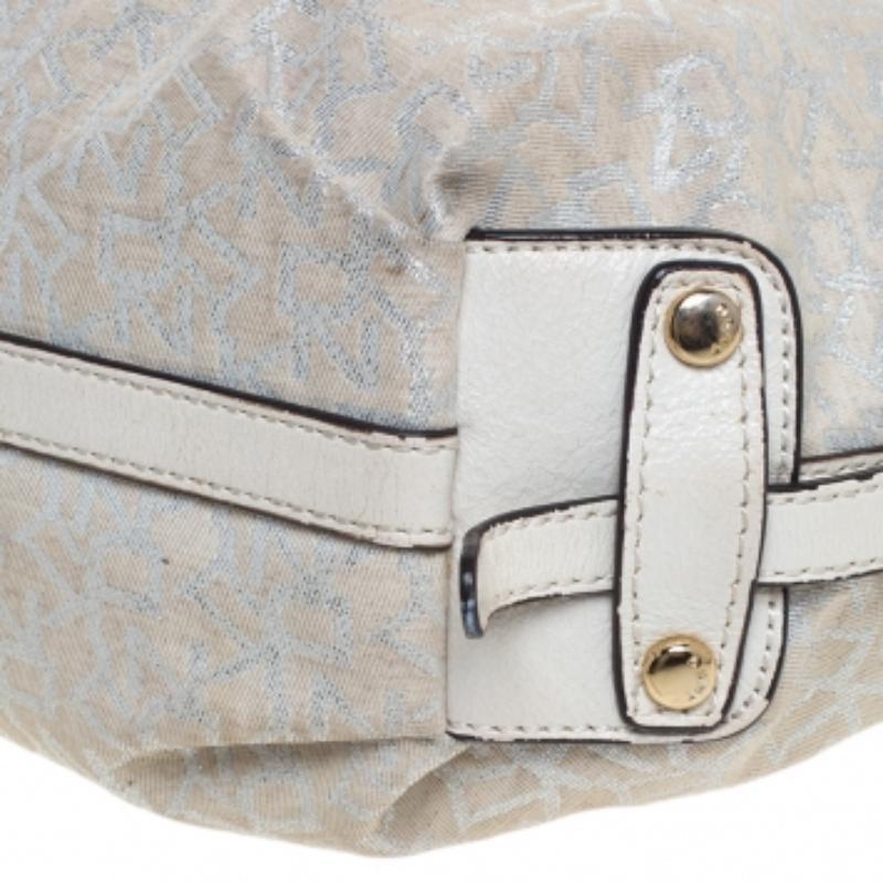 Borsa a tracolla in pelle e tessuto Dkny Ivory Signature in vendita 1