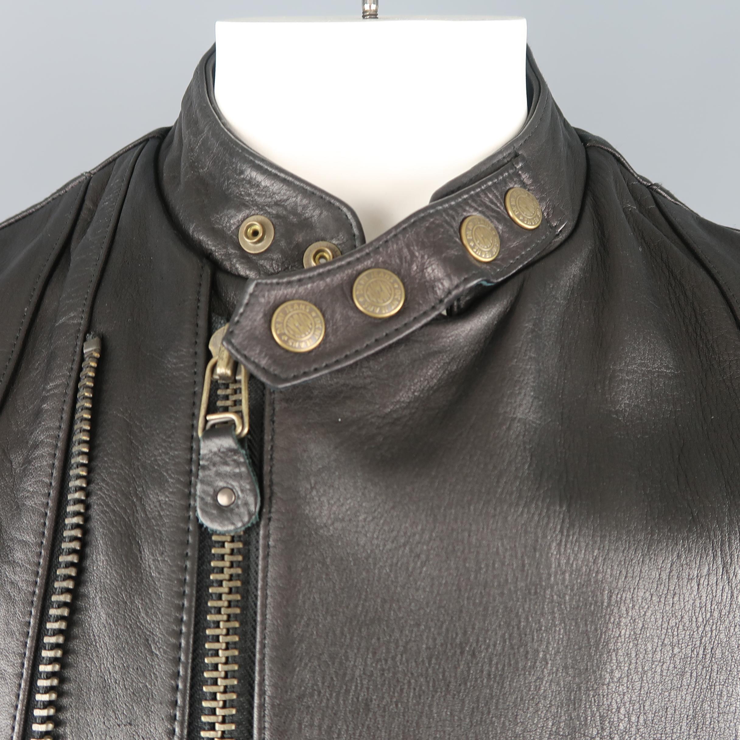 Vintage DKNY motorcycle vest come sin black leather with a tab snap collar, dual zip front, belt waist closure, and directional antique gold tone zip pockets.
 
Excellent Pre-Owned Condition.
Marked: L
 
Measurements:
 
Shoulder: 17 in.
Chest: 42