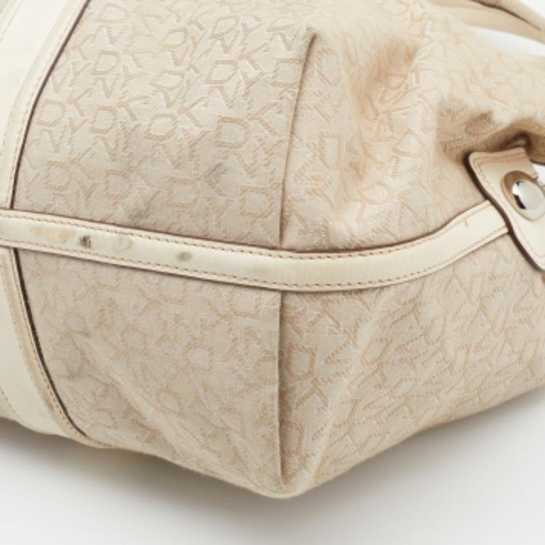 DKNY Hobo de lona y piel beige claro/crema en Bastante bueno estado para la venta en Dubai, Al Qouz 2