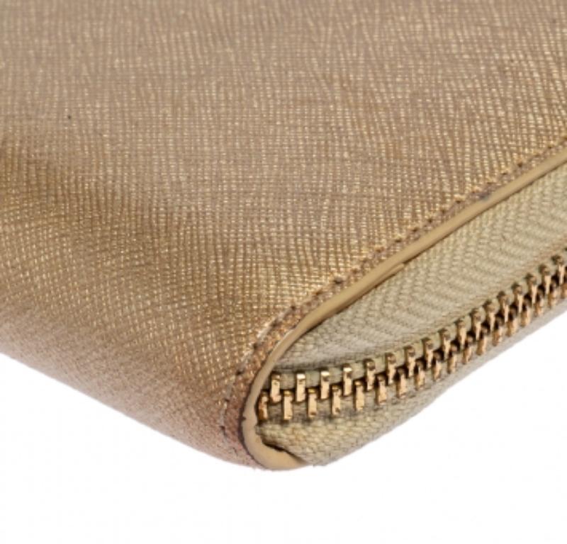 Dkny Metallic Beige Leather Zip Around Wallet In Fair Condition For Sale In Dubai, Al Qouz 2