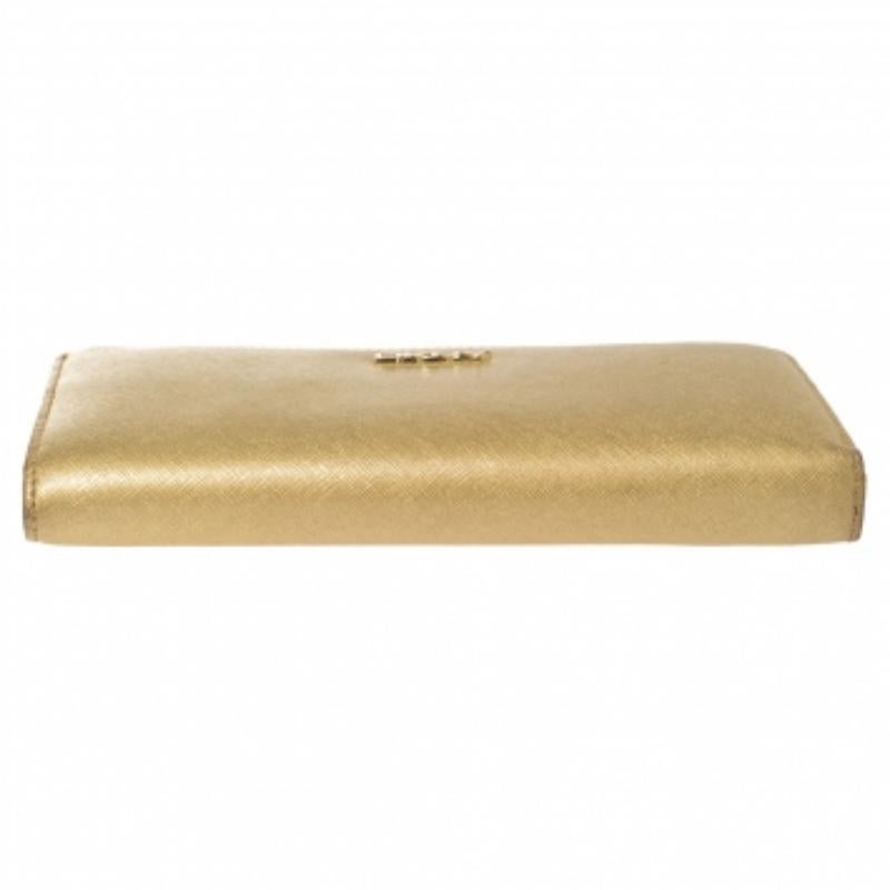 Portafoglio con zip in pelle beige metallizzata di Dkny In condizioni discrete in vendita a Dubai, Al Qouz 2