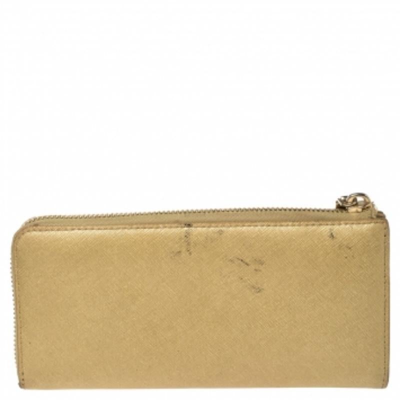 Portafoglio con zip in pelle beige metallizzata di Dkny in vendita 1