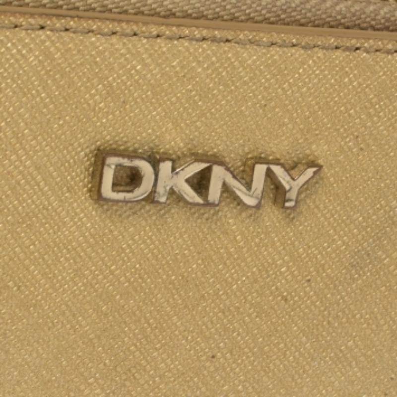Portafoglio con zip in pelle beige metallizzata di Dkny in vendita 2