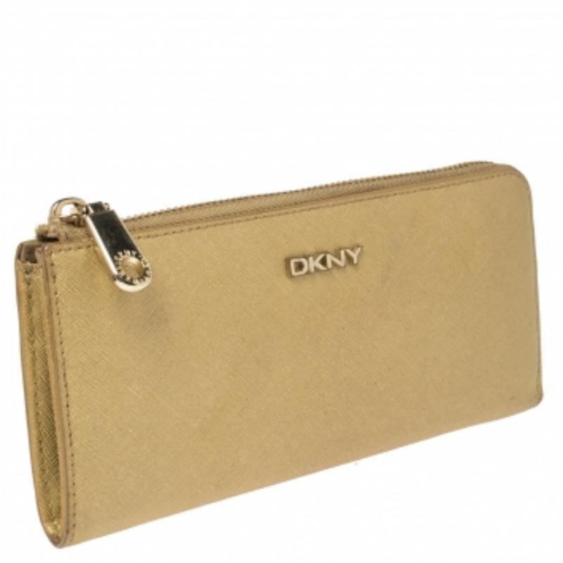 Portafoglio con zip in pelle beige metallizzata di Dkny in vendita 3