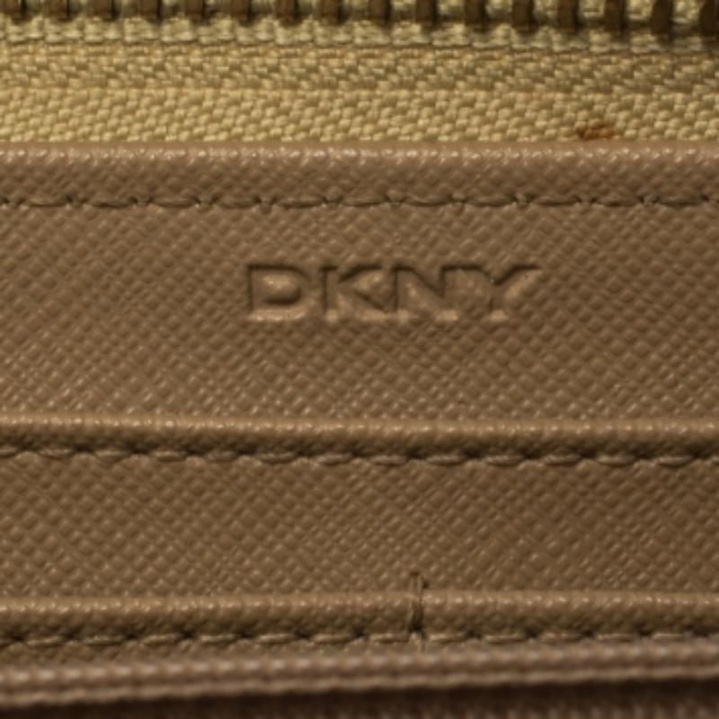 Portafoglio con zip in pelle beige metallizzata di Dkny in vendita 4