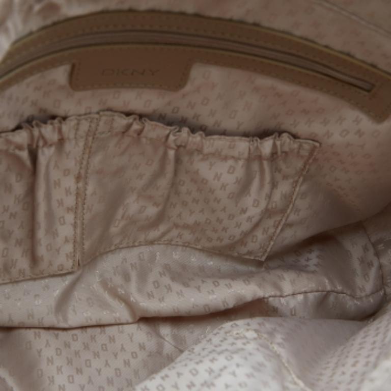 DKNY - Fourre-tout en cuir Saffiano or métallisé Bryant Park Chain en vente 5