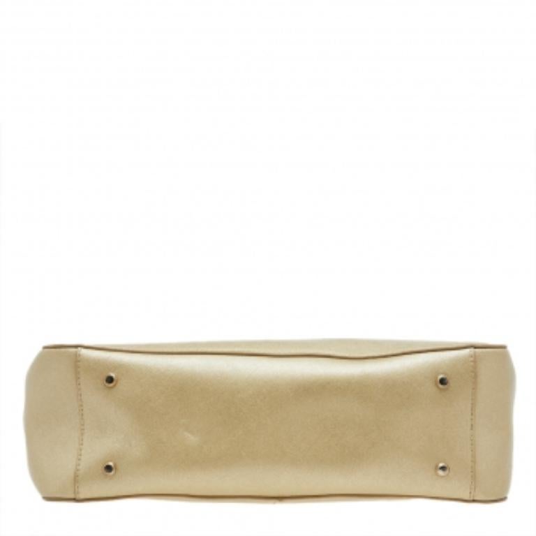 DKNY - Fourre-tout en cuir Saffiano or métallisé Bryant Park Chain Bon état - En vente à Dubai, Al Qouz 2