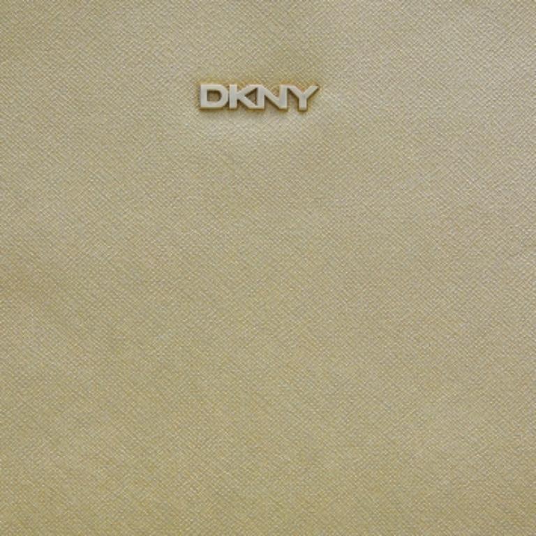DKNY - Fourre-tout en cuir Saffiano or métallisé Bryant Park Chain en vente 2