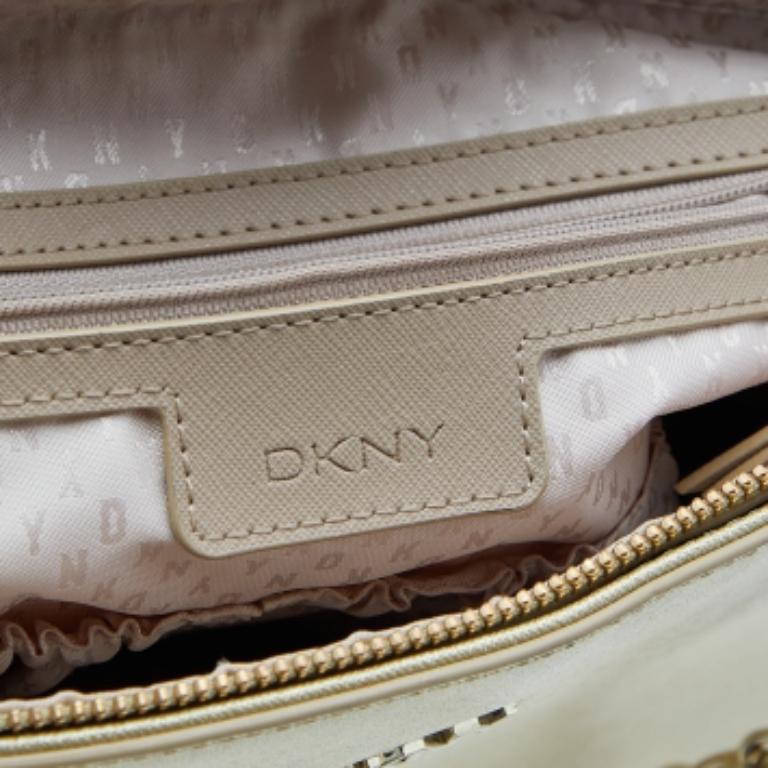 DKNY - Fourre-tout en cuir Saffiano or métallisé Bryant Park Chain en vente 3