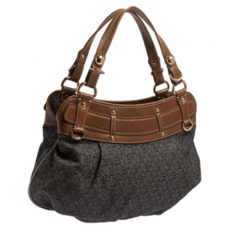 Dkny Hobo en toile et cuir Monogram bleu marine/brun État moyen - En vente à Dubai, Al Qouz 2