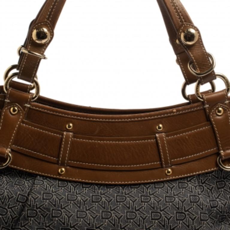 Dkny Hobo en toile et cuir Monogram bleu marine/brun en vente 1