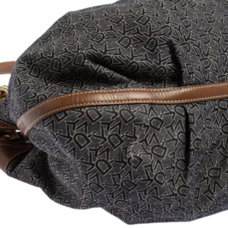 Dkny Hobo en toile et cuir Monogram bleu marine/brun en vente 3