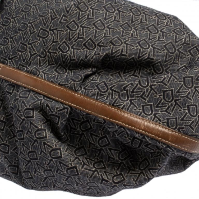 Dkny Hobo en toile et cuir Monogram bleu marine/brun en vente 4