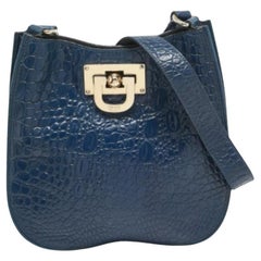 DKNY Marineblaue Messenger-Tasche aus Leder mit Krokoprägung