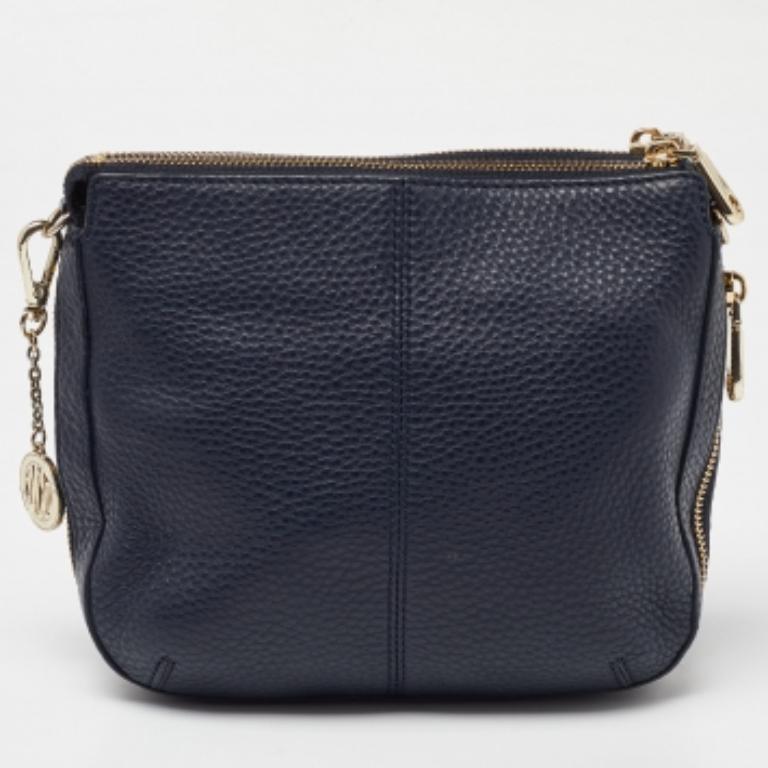 Exprimez votre style personnel avec ce sac à bandoulière haut de gamme. Fabriqué à partir de matériaux de qualité, il a été agrémenté de détails fins et présente une finition parfaite. Il dispose d'un intérieur bien dimensionné.