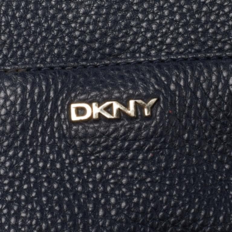 DKNY Navy Blue Leather Zip Crossbody Bag Bon état - En vente à Dubai, Al Qouz 2