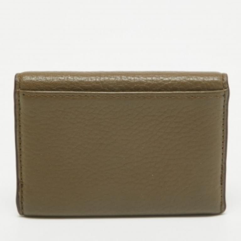 Diese Designer-Brieftasche ist ein perfektes Gleichgewicht aus Raffinesse und rationalem Nutzen. Er wurde unter Verwendung hochwertiger MATERIALIEN entworfen und durch eine elegante Oberfläche aufgewertet. Die Kreation ist mit reichlich Platz für