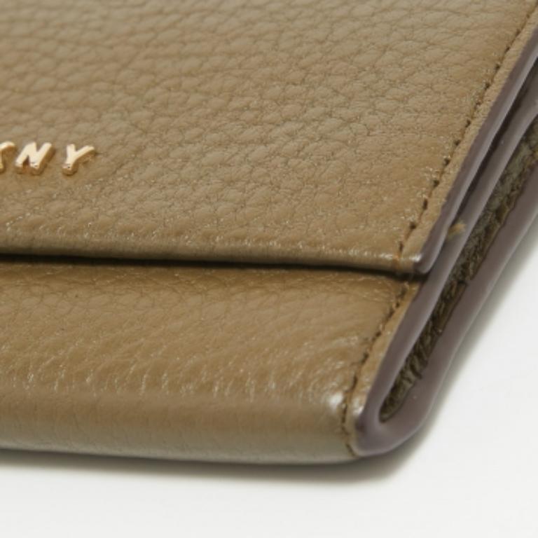 DKNY Olivgrünes Leder Portemonnaie mit Klappe 1