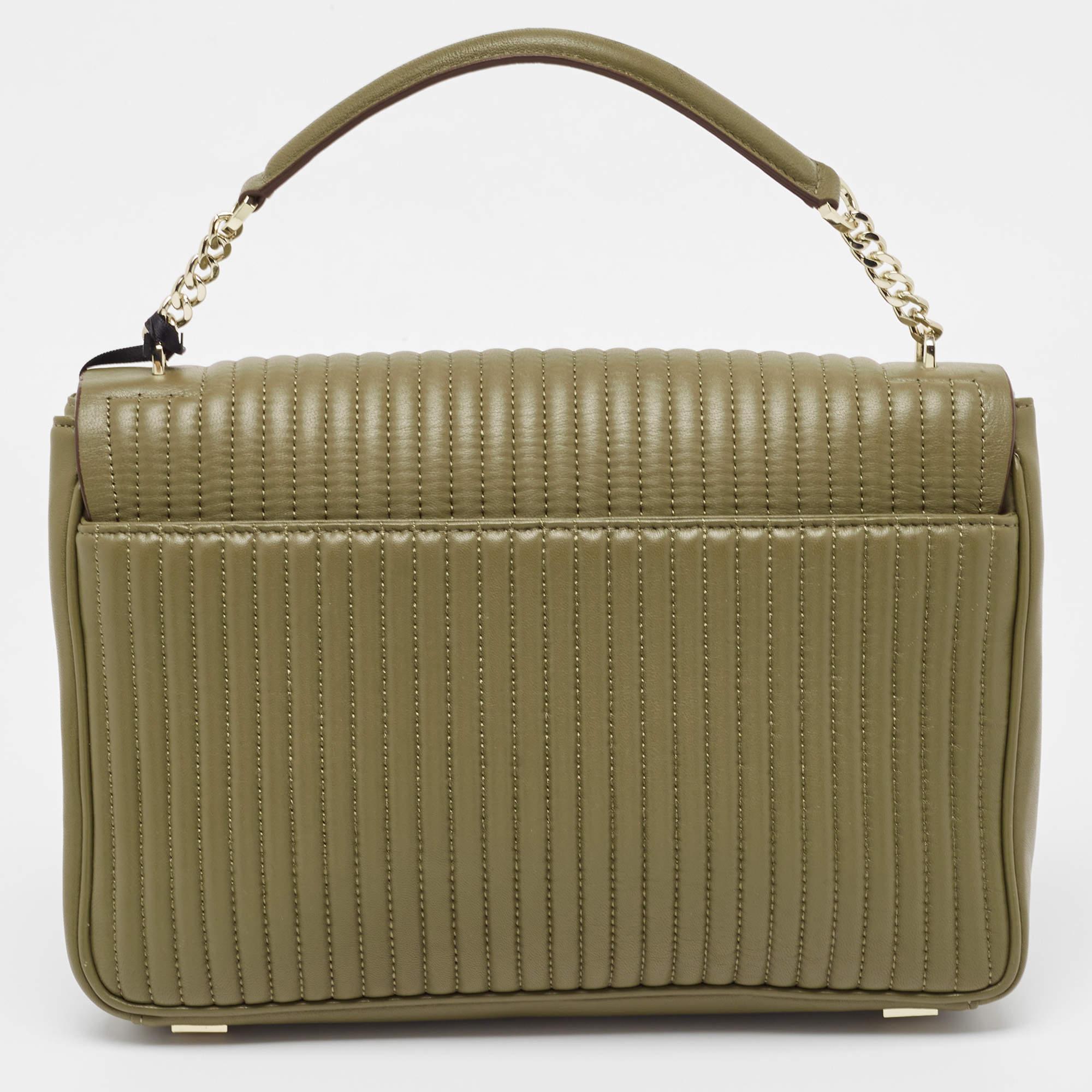 A practical design with just the right dose of style, this DKNY bag is a worthy buy. It is crafted from quilted leather and decorated with brand detailing on the flap. The bag has a canvas-lined interior, a top handle, and a shoulder