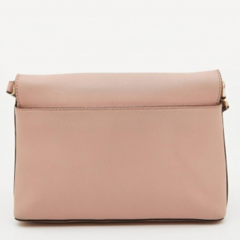 Progettata per durare nel tempo, questa bellissima borsa crossbody di design è un acquisto prezioso. Comoda e facile da trasportare, questa pratica creazione è dotata di un interno dimensionato per tenere i tuoi oggetti essenziali organizzati e al