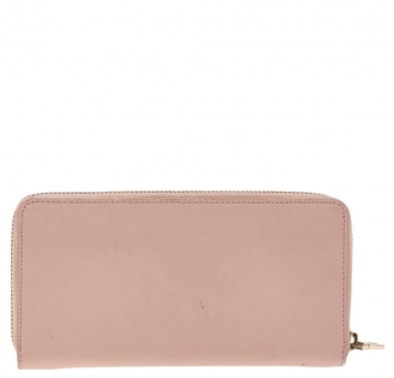 Portafoglio con zip in pelle rosa DKNY in vendita 6