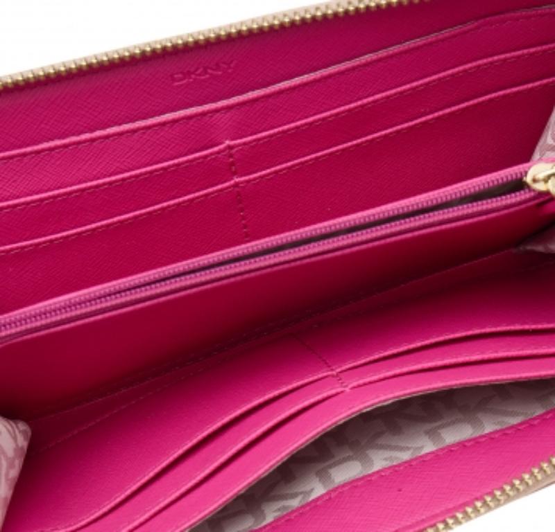 Beige Portafoglio con zip in pelle rosa DKNY in vendita