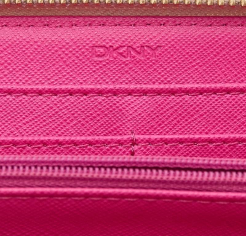 Portafoglio con zip in pelle rosa DKNY In condizioni discrete in vendita a Dubai, Al Qouz 2