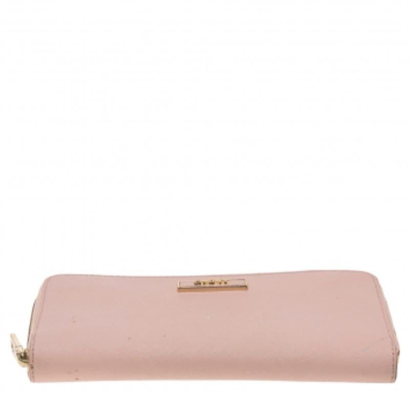 Donna Portafoglio con zip in pelle rosa DKNY in vendita