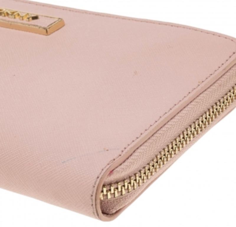 Portafoglio con zip in pelle rosa DKNY in vendita 1