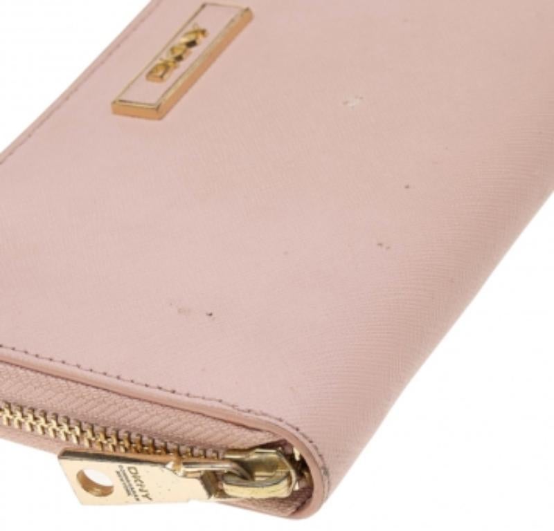 Portafoglio con zip in pelle rosa DKNY in vendita 2