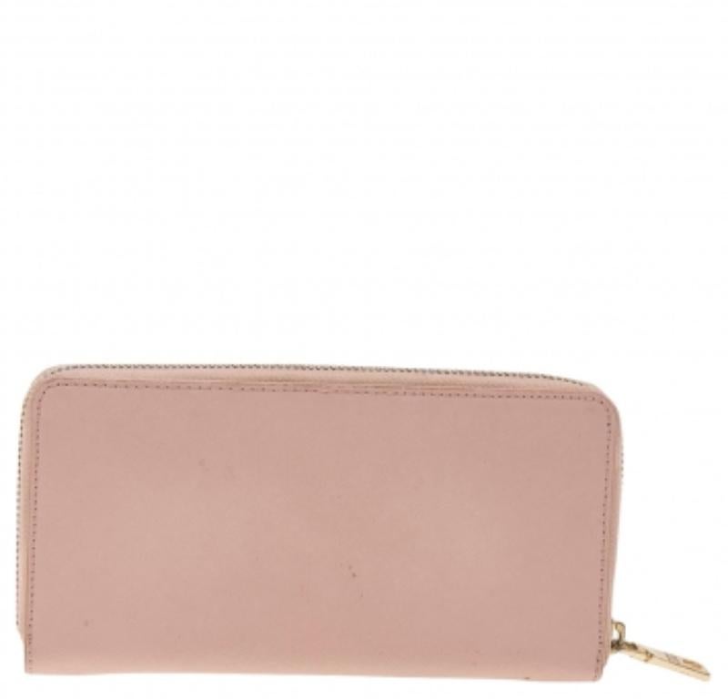 Portafoglio con zip in pelle rosa DKNY in vendita 3