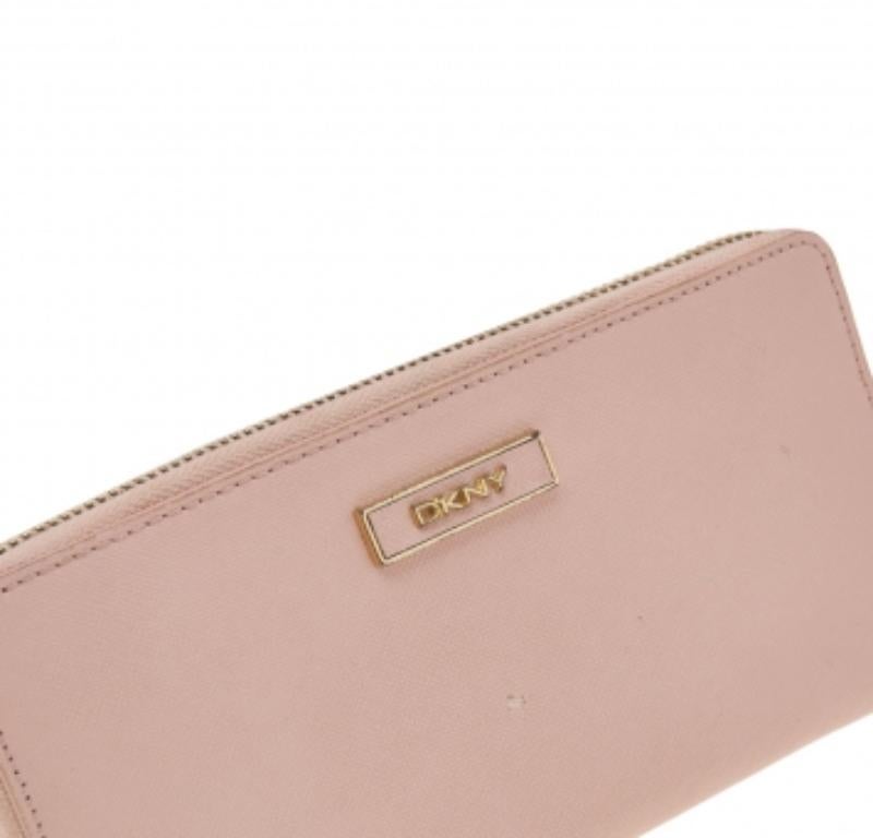 Portafoglio con zip in pelle rosa DKNY in vendita 4