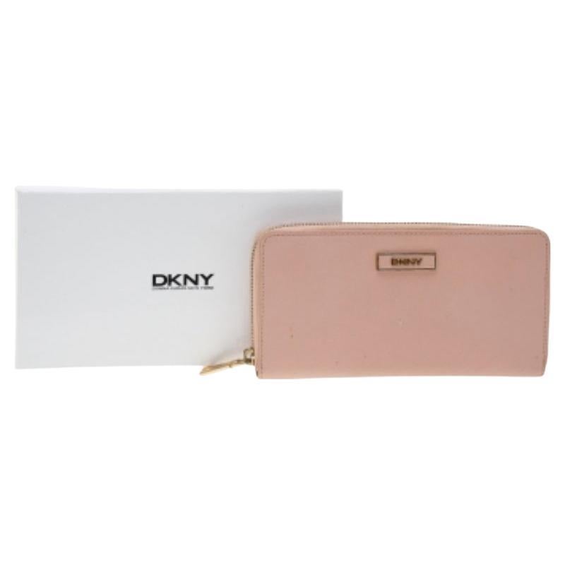 Portafoglio con zip in pelle rosa DKNY in vendita
