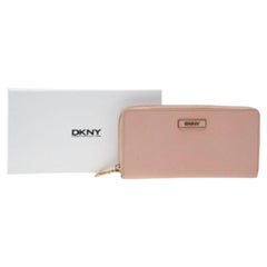 Portafoglio con zip in pelle rosa DKNY