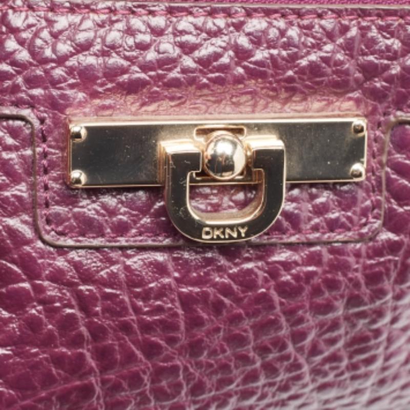 Bolso con cremallera DKNY en piel texturizada morada con logotipo en venta 6