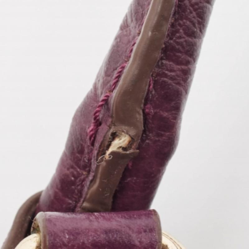 Elegante y fácil de llevar, esta cartera de diseño será una buena elección para el trabajo o para después. Bien forrado, en este bolso usado para mujer caben fácilmente todos tus objetos esenciales. Se puede sostener en el brazo o en la mano.