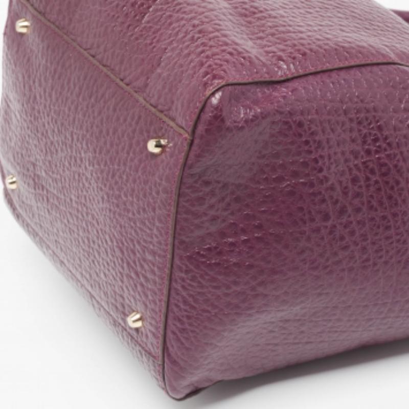 Bolso con cremallera DKNY en piel texturizada morada con logotipo en Bueno estado para la venta en Dubai, Al Qouz 2