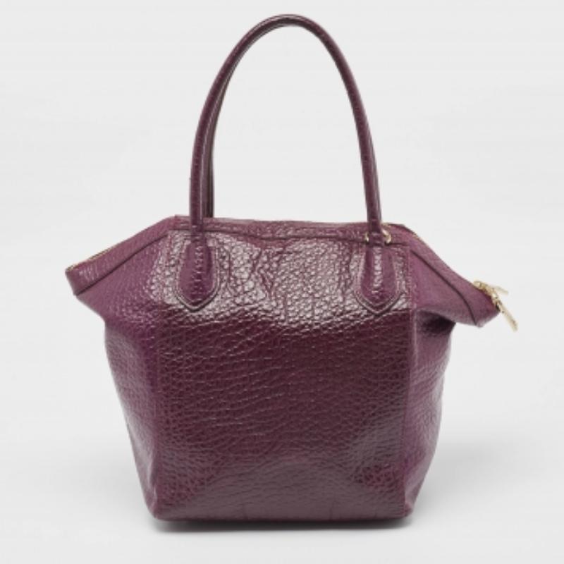 Bolso con cremallera DKNY en piel texturizada morada con logotipo en venta 2