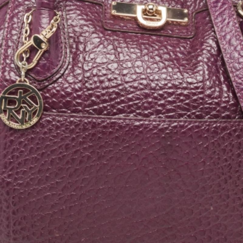 Bolso con cremallera DKNY en piel texturizada morada con logotipo en venta 3