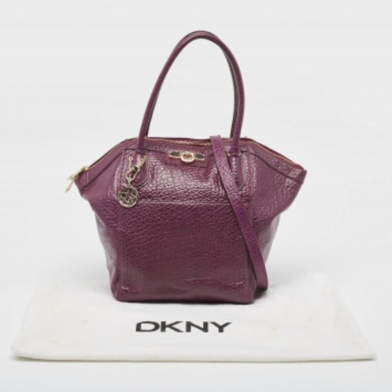Bolso con cremallera DKNY en piel texturizada morada con logotipo en venta 4