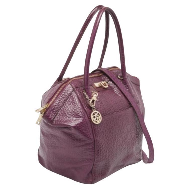 Bolso con cremallera DKNY en piel texturizada morada con logotipo